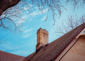 Vrouw doet tijdens verbouwing angstaanjagende ontdekking in schoorsteen