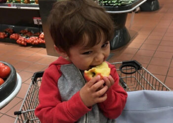 Mag je voor het afrekenen al iets eten in de supermarkt? Expert geeft antwoord
