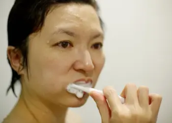 Tandartsen waarschuwen: “Poets NOOIT jouw tanden onder de douche!”