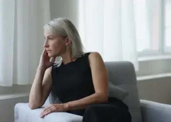 Hanneke (47) heeft een vriend van 23. ‘Wat moet hij met een vrouw van 47…’