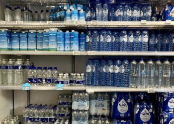 Drink jij wel eens water uit de supermarkt? Dit is waarom je dat beter niet kunt doen