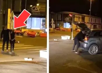 Vader trekt rellende zoon aan oren en veroorzaakt opschudding..