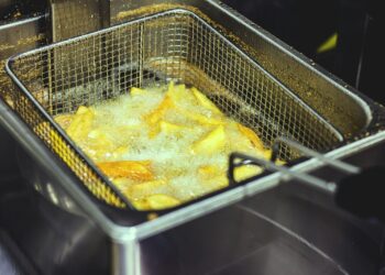 Let op! Moeite met het schoonmaken van je frituurpan? Deze truc werkt geweldig!