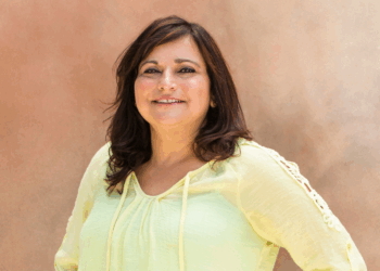 Brigitte (45): “Vrouwen boven de 50 zouden geen mouwloze tops meer moeten dragen”