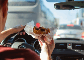 Onderzoek wijst uit: Mannen zorgen voor 25% meer uitstoot door autorijden en vlees eten