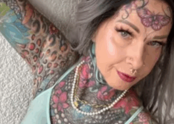 Deze 58-jarige oma is nu onherkenbaar – je gelooft nooit hoe ze eruitzag zonder tattoos