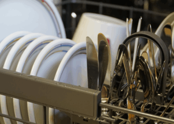 Vaatwasser ’s nachts laten draaien of niet? Dit bespaart je de meeste centen