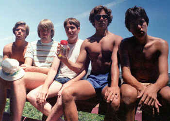 Vijf vrienden. Eén bankje. 30 jaar lang dezelfde foto – probeer niet te huilen als je deze foto’s ziet!