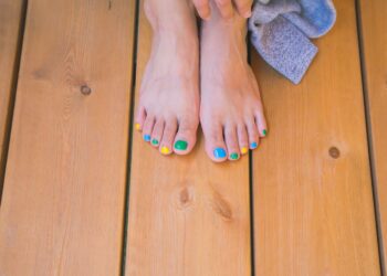 De meeste mensen knippen hun teennagels helemaal verkeerd! Dit is hoe je dit moet doen