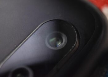 Bang voor verborgen camera’s in een Airbnb? Zo vind je ze met jouw telefoon!