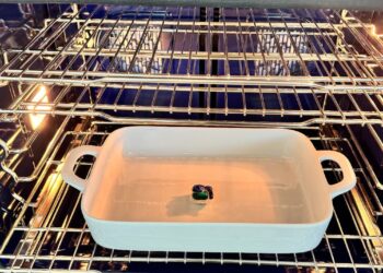 Dit is oma’s eenvoudige truc om een ​​oven schoon te maken. Je hebt alleen deze 3 ingrediënten nodig.