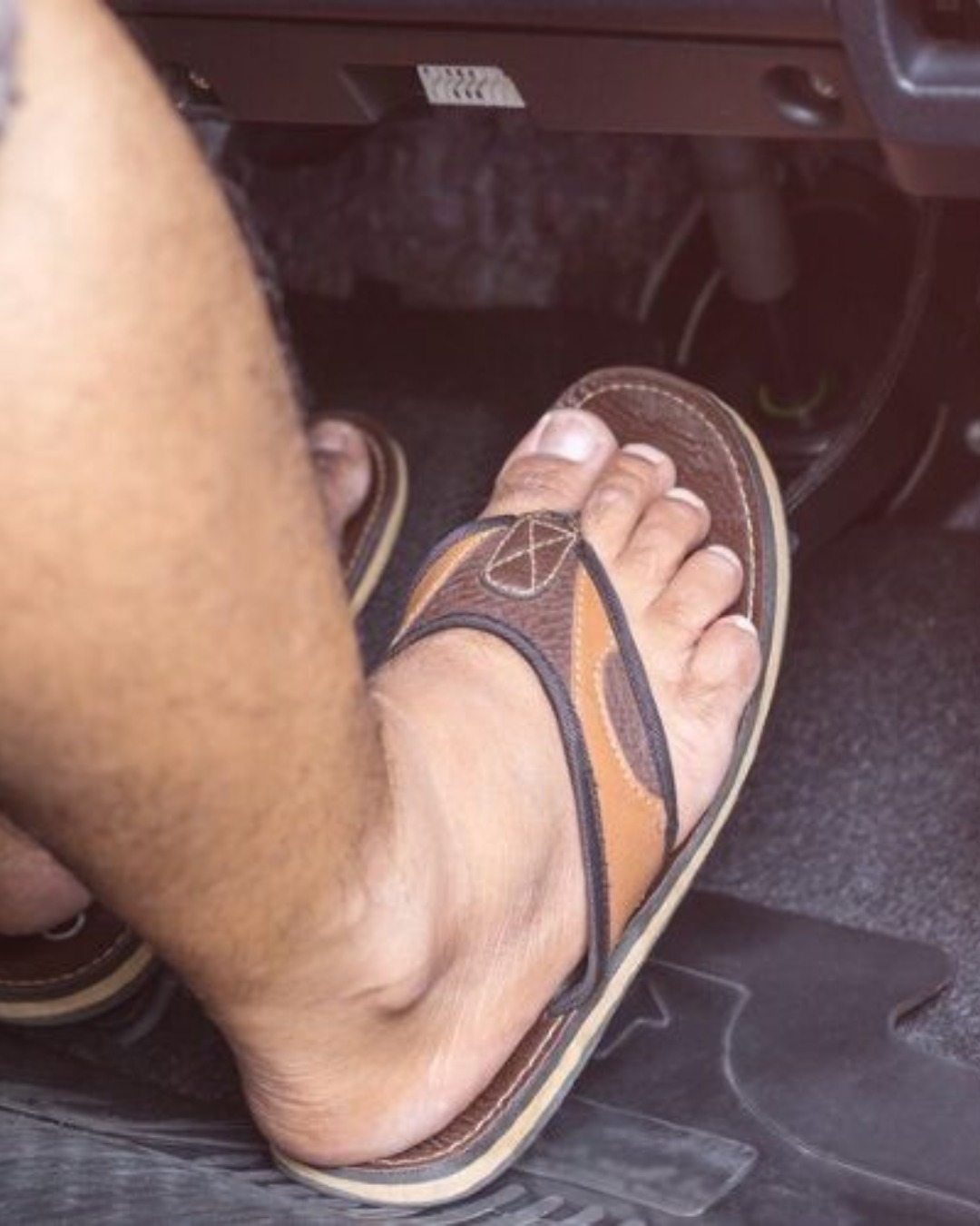 Met slippers rijden: wat zegt de wet er eigenlijk over?