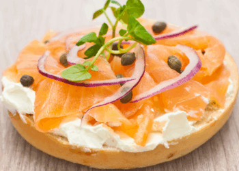 Artsen waarschuwen: dit is waarom gerookte zalm gevaarlijk kan zijn voor 60-plussers