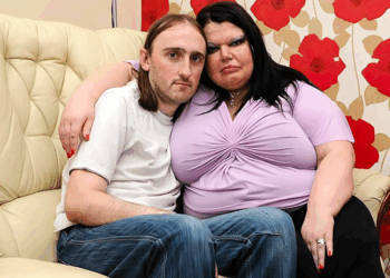 Debbie (43) bepaalt of vriend Steve (41) naar buiten mag: “Zonder haar toestemming mag ik niets”