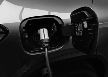 Marlies moet voor twee laadbeurten aan dezelfde paal 700 euro betalen: “Pure diefstal”