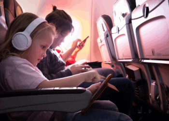 Miranda (33) is woest: “Mijn kleine meid wilde uit het raam kijken, maar de vrouw aan het raam wilde haar plek niet afstaan”