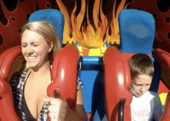 VIDEO: Het filmpje van deze moeder in een wilde attractierit gaat viraal