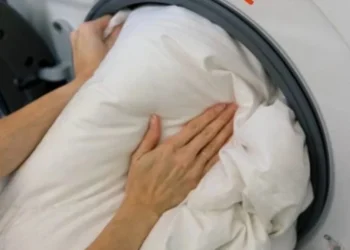 Geen plek voor je dekbed in de wasmachine? Deze creatieve methode werkt perfect!