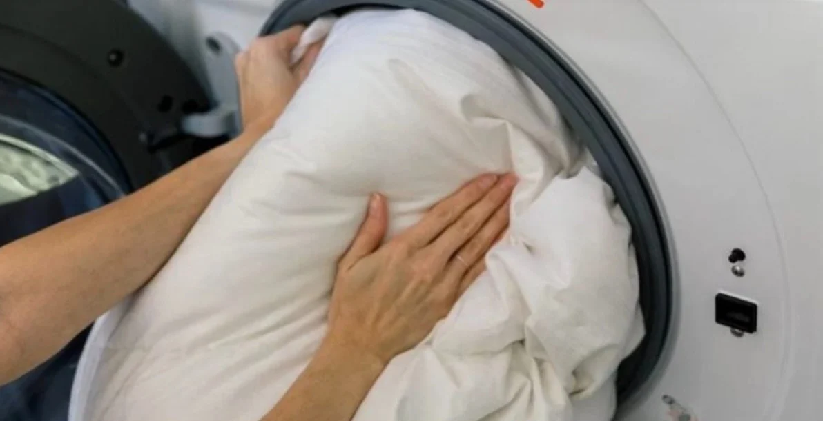 Geen plek voor je dekbed in de wasmachine? Deze creatieve methode werkt perfect!