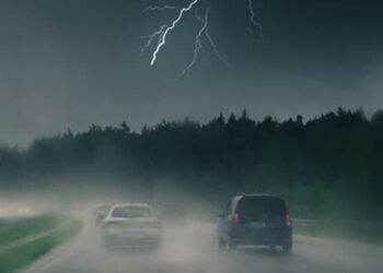 Opgelet: dit moet je juist wel en niet doen als je in de auto zit terwijl het bliksemt