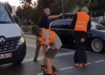 Deze automobilist is helemaal klaar met klimaatactivisten die de weg blokkeren en neemt heft in eigen handen…