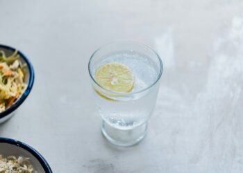 Helpt iedere morgen een glas citroenwater echt om af te vallen? Dit is het antwoord!