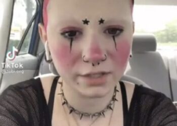 Tobi is boos: ‘Spreek me aub aan als een genderloze clown!’