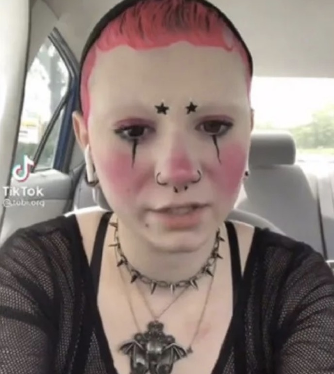 Tobi is boos: ‘Spreek me aub aan als een genderloze clown!’