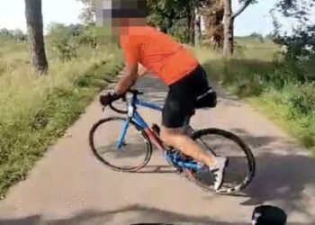 Wielrenner besluit opeens om te keren