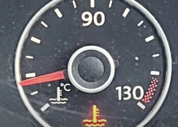 Weet jij wat dit lampje betekent? Want als die begint te branden is er flink iets mis!