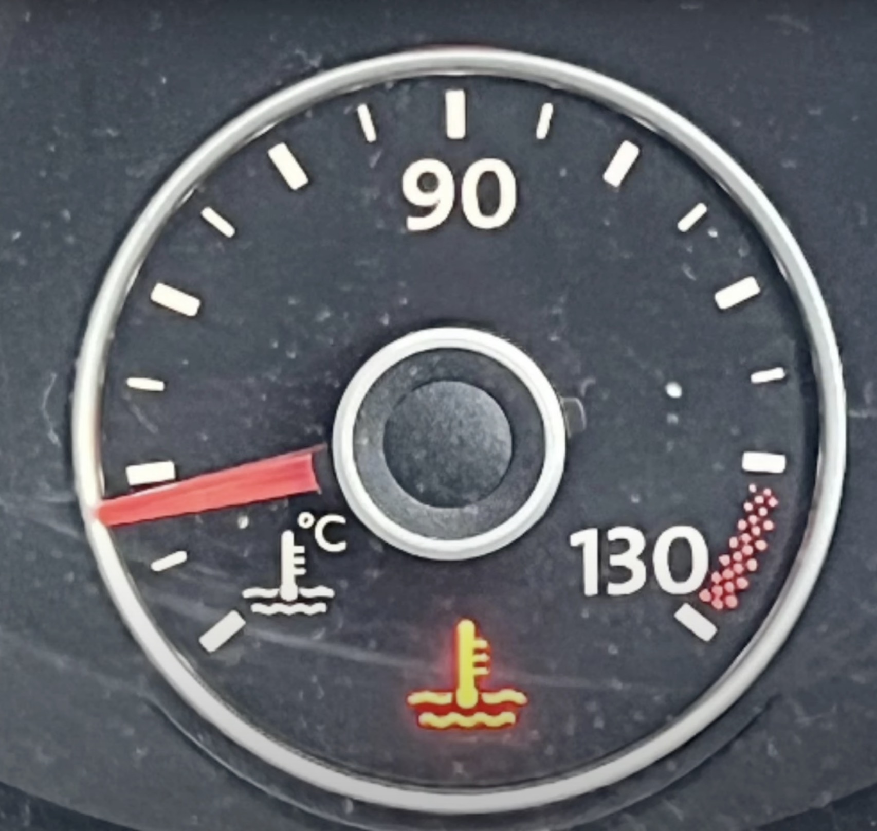 Weet jij wat dit lampje betekent? Want als die begint te branden is er flink iets mis!