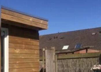 Buurjongen is aan het vliegen met zijn irritante drone en daar is hij nu echt helemaal klaar mee!