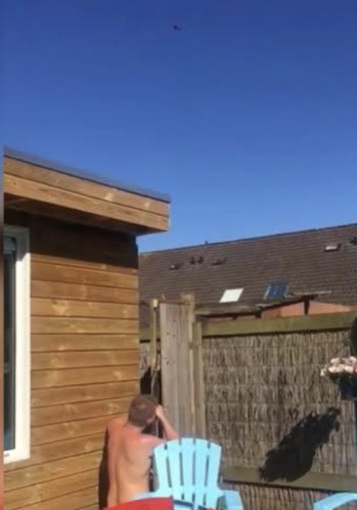 Buurjongen is aan het vliegen met zijn irritante drone en daar is hij nu echt helemaal klaar mee!