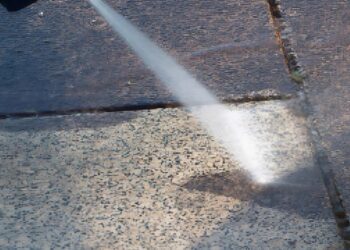 Stop vandaag nog met het gebruik van een hogedrukreiniger op tegels om deze reden!