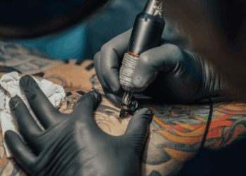 Man met 200+ tatoeages verandert compleet omdat zijn vriendin dat wil: “Je herkent hem niet meer terug”