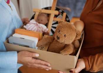 Nina (33): ‘Ik heb de verjaardagscadeaus van mijn zoon stiekem op Vinted verkocht’