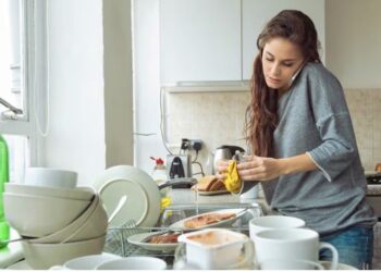 Inge (28): ”Mijn vriend wilt niks in het huishouden doen. Is dit normaal?”