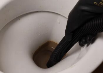 Last van bruine aanslag in het toilet? Met deze twee huismiddeltjes is het zo weer schoon.