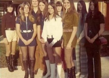 Aan deze oude foto uit de jaren 80 klopt iets niet, maar dat zie je pas als je er echt met aandacht naar kijkt.