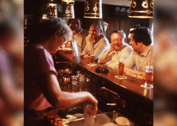 Er is iets heel opvallends aan deze foto van vroeger in de kroeg, zie jij het ook?