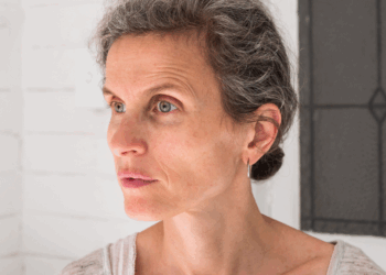 Hannah (54): “Mijn buurman leeft in de bijstand, maar ligt wel lekker in een jacuzzi in zijn tuin”