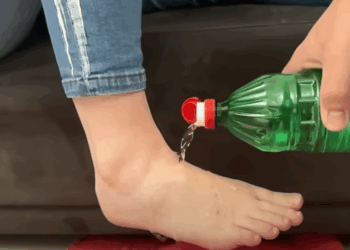 Let op: dit is waarom je regelmatig azijn over je voeten moet gieten