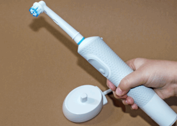 Met deze simpele tip maak je gemakkelijk je tandenborsteloplader weer blinkend schoon