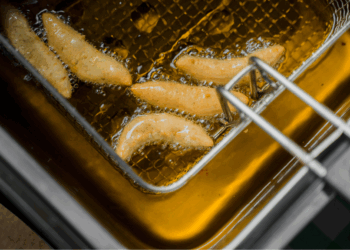 Met dit simpele trucje maak je je frituurpan blinkend schoon in slechts een paar minuten! (Werkt écht)