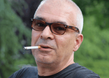 Peter (52) wil roken in zijn eigen tuin, maar buurvrouw verbiedt het: “Zelfs als ik helemaal achterin sta, klaagt ze nog”