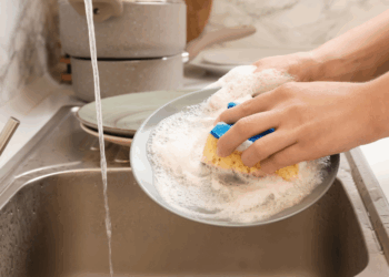 Wat is goedkoper: de vaatwasser gebruiken of met de hand afwassen?