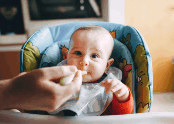Wetenschappers slaan alarm: “Zelfgemaakte babyhapjes kunnen schadelijk zijn voor baby’s”