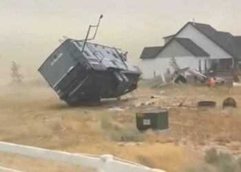 Video: Storm neemt campertje mee alsof het niets is