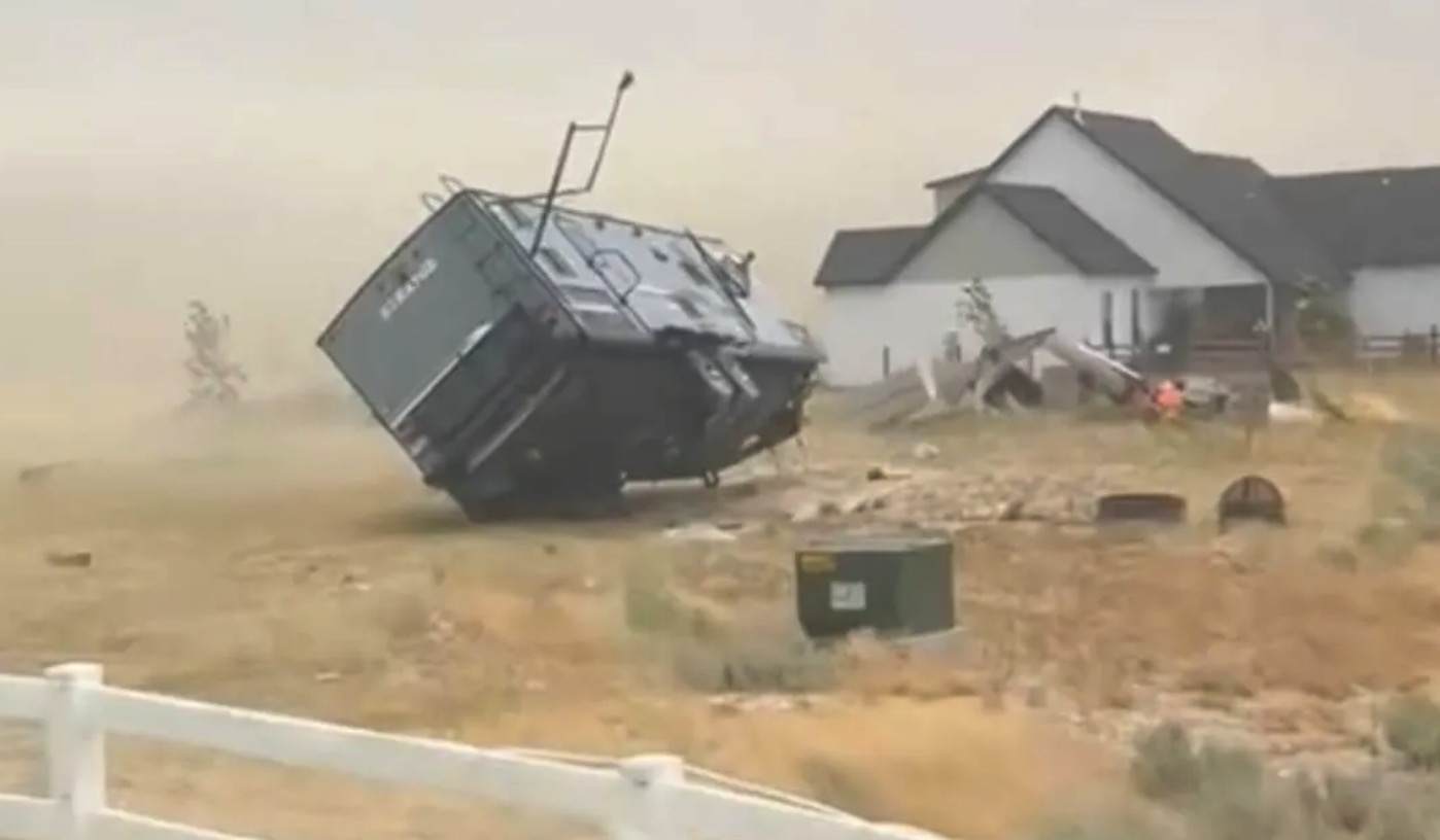 Video: Storm neemt campertje mee alsof het niets is