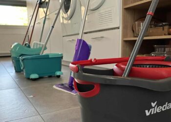 Dit is waarom je de vloer NOOIT met warm water moet dweilen